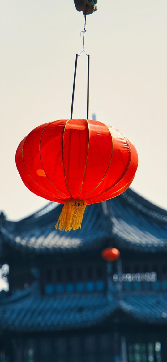 K937 客户端搜索结果页竖屏截图，列表里每条结果左边是缩略图，右边两行摘要，关键词被浅黄色高亮标出